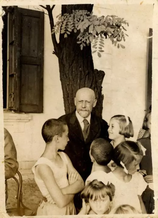 Korczak devant son orphelina entouré d'enfant qui est aussi la couverture du livre le droit de l'enfant au respect