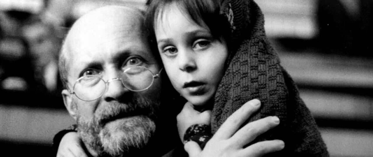 Korczak et une enfant sur l'épaule