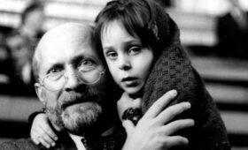 Korczak et une enfant sur l'épaule