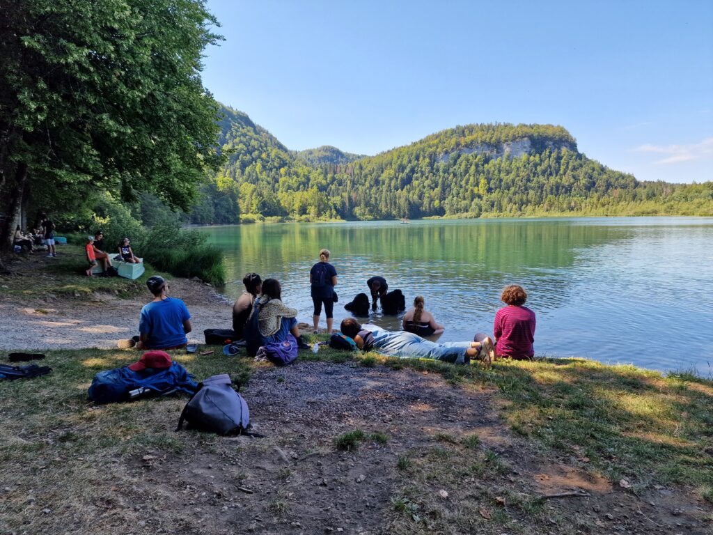 Plusieurs jeunes - dont certains ados gros en colo profitent d'une baignade au lac