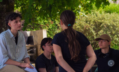 3 ados en colo sont en extérieur et sont prêts pour une formation