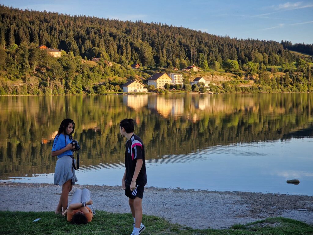 Deux ados jouent devant un lac dans le gite du Haut Jura