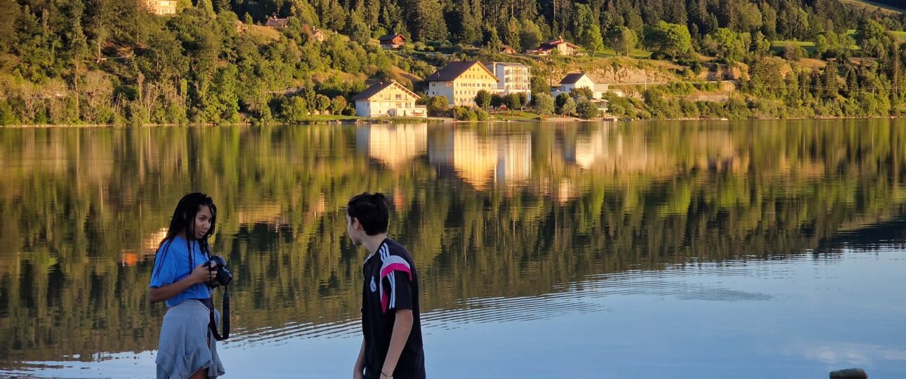 Deux ados jouent devant un lac dans le gite du Haut Jura