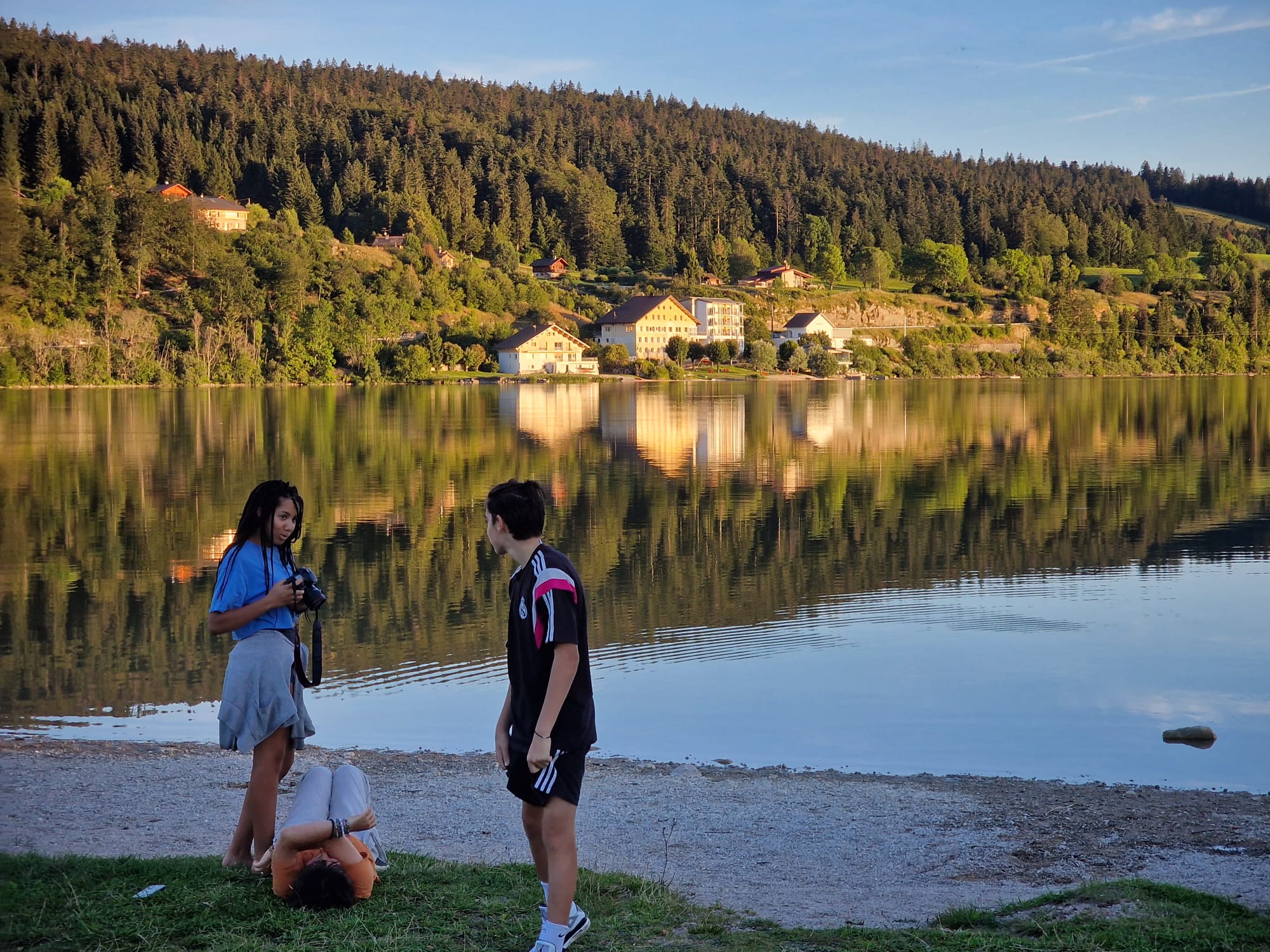 Deux ados jouent devant un lac dans le gite du Haut Jura