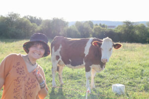 Une ado et une vache à proximité du gite du haut jura