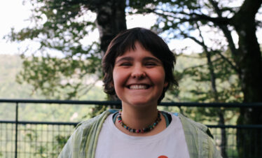 Une ado avec le sourire sur une colonie de vacances inclusive et écoresponsable organisée par Toustes en Colo Toustes en Colo