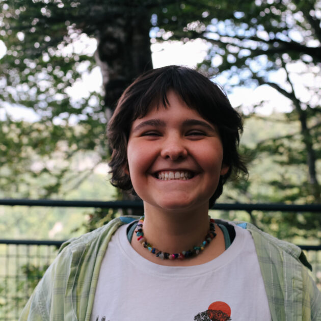 Une ado avec le sourire sur une colonie de vacances inclusive et écoresponsable organisée par Toustes en Colo Toustes en Colo