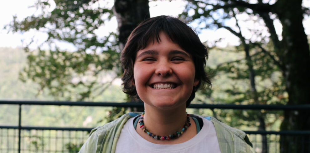 Une ado avec le sourire sur une colonie de vacances inclusive et écoresponsable organisée par Toustes en Colo Toustes en Colo