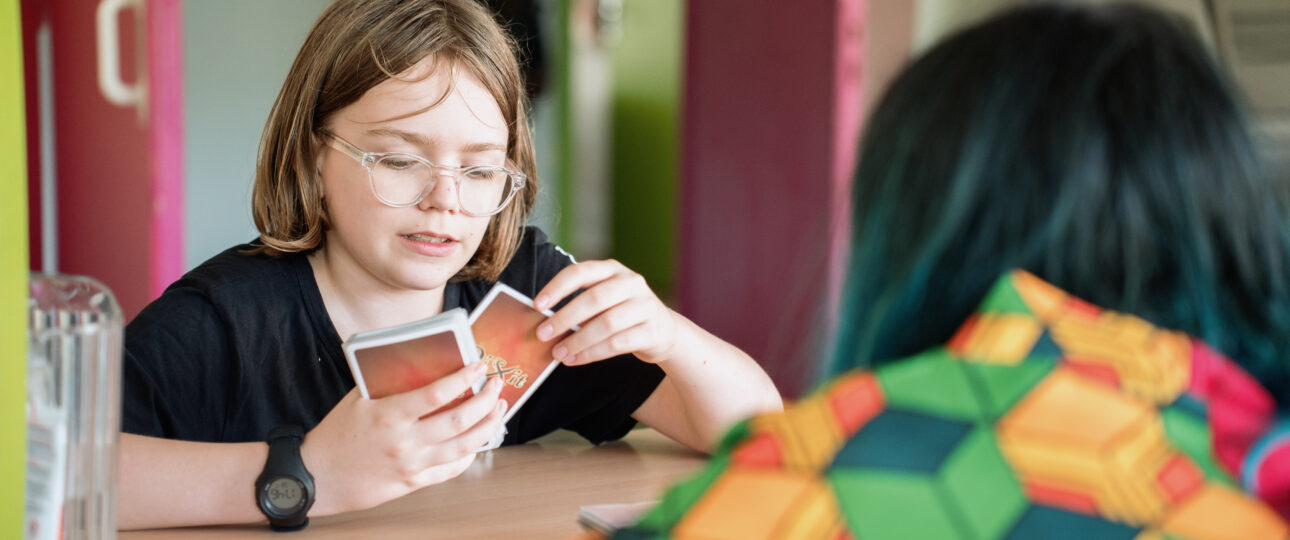 Evements ados jouant à un jeu de société