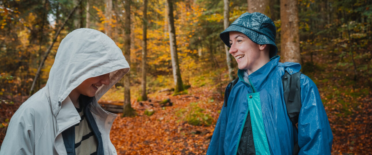 Une Discussion entre Enfant et Anim en Colo dans un paysage de d'Automne