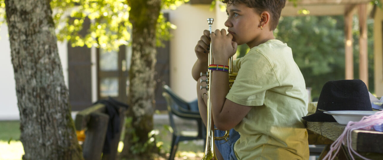 Temps libre en colonie de vacances : des enfants jouent sans activité encadrée