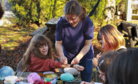 Une animatrice donne un cours de crochet en colo, l'atelier se passe bien