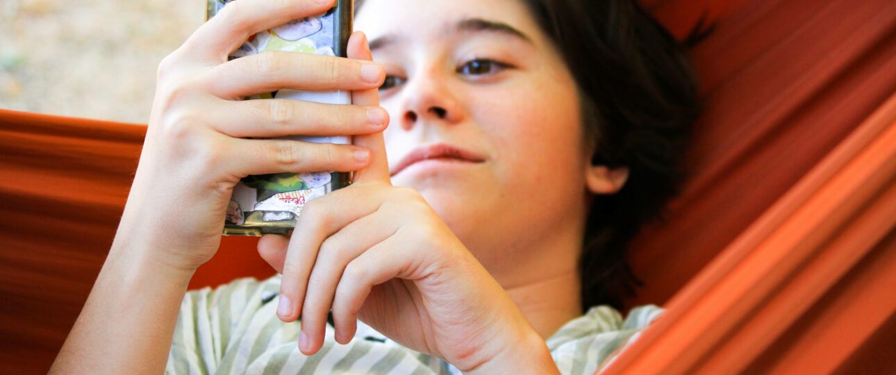 Jeune avec son téléphone