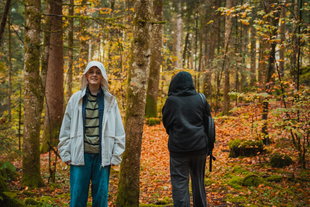 duo enfant anim dans la foret automne