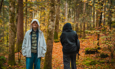duo enfant anim dans la foret automne