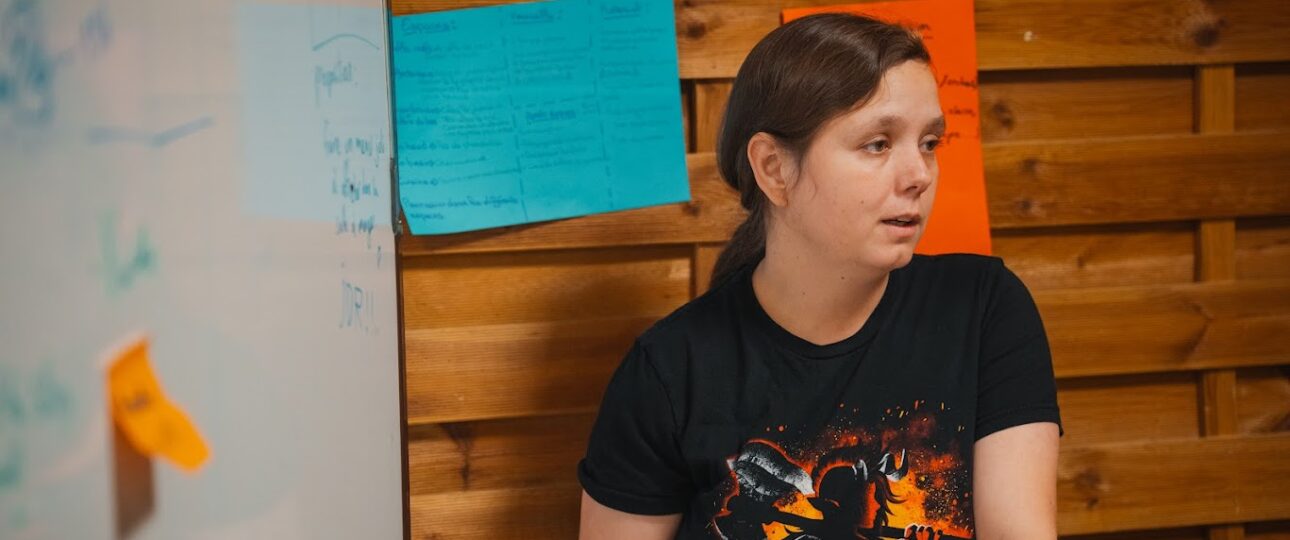 directrice devant une assemblée de jeunes en colonie de vacances