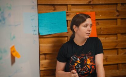 directrice devant une assemblée de jeunes en colonie de vacances