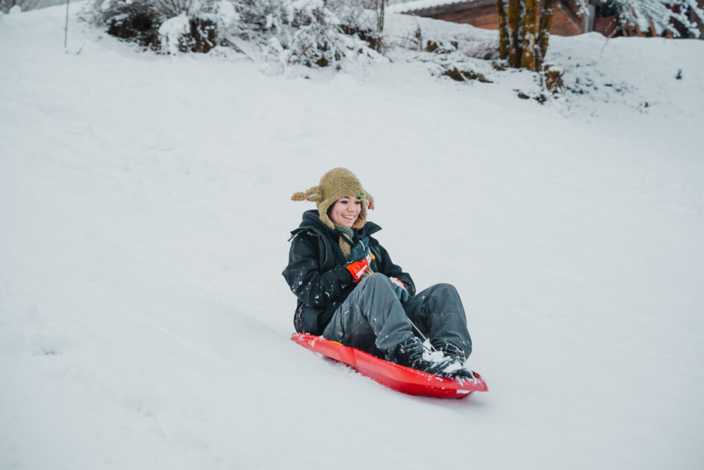 Ado dans la neige en colo