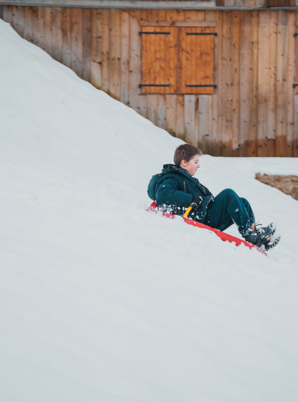 Enfants dans la neige en colo