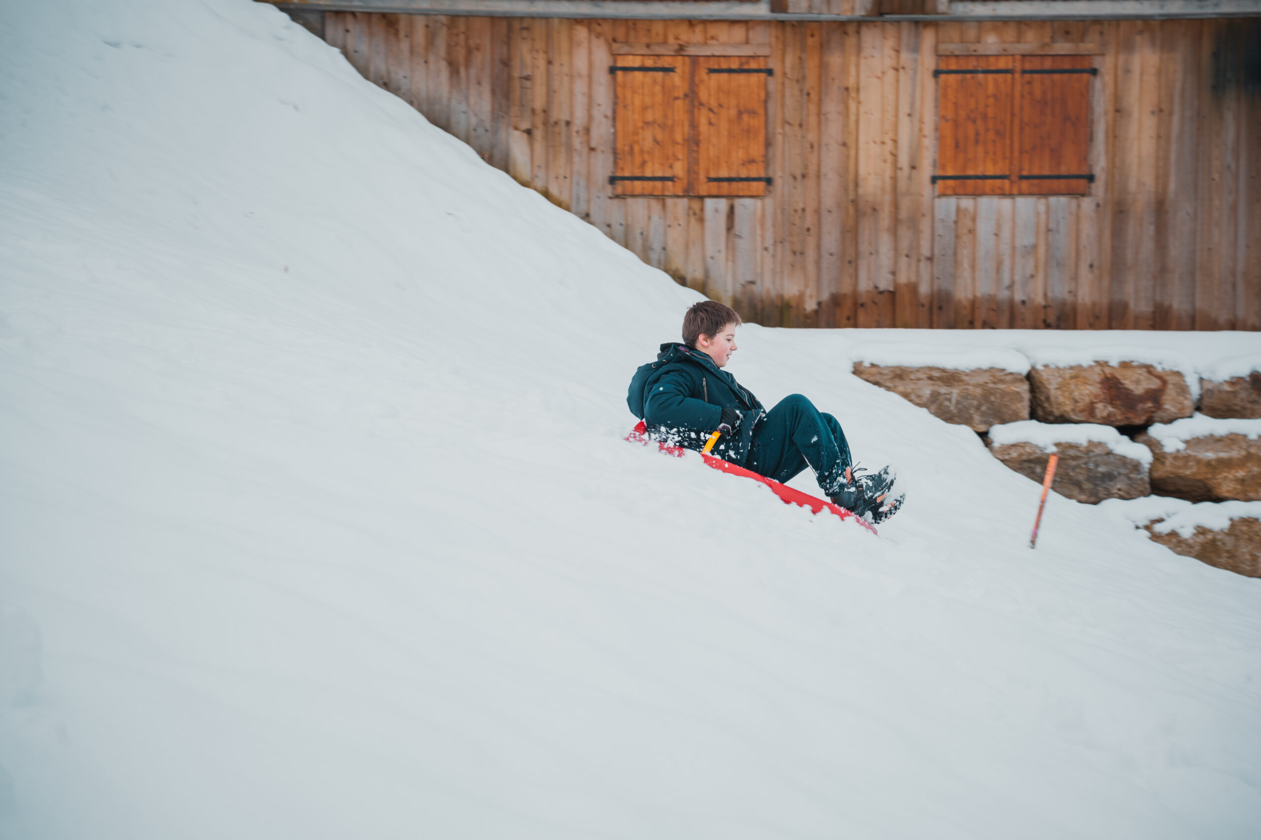 Enfants dans la neige en colo