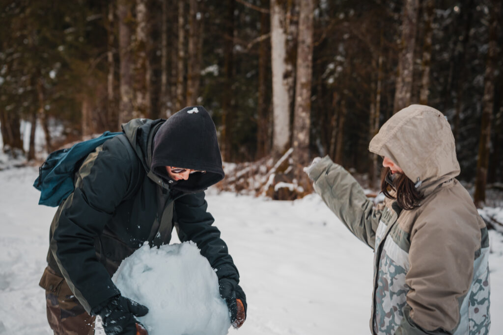 Ado dans la neige en colo