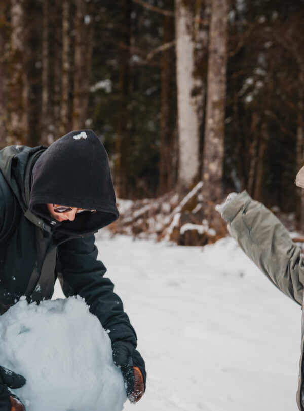 Ado dans la neige en colo