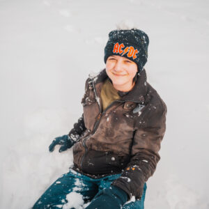 Adolescent dans la neige