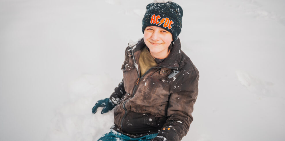 Adolescent dans la neige