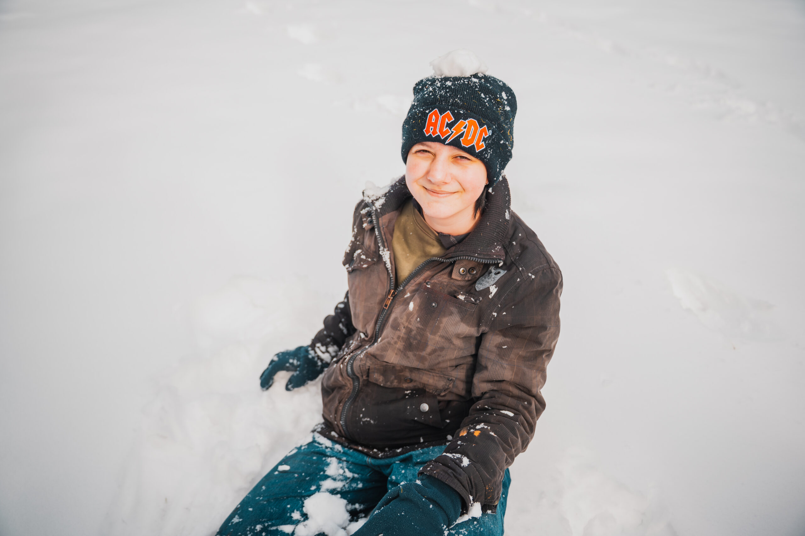 Adolescent dans la neige