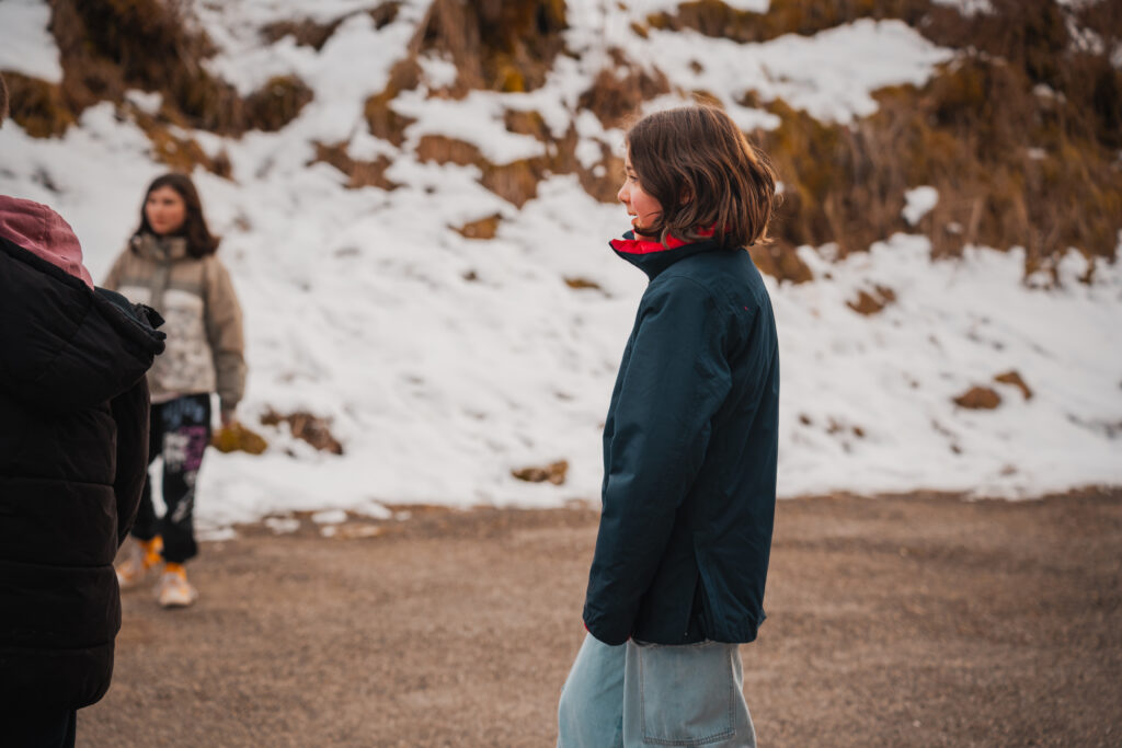 Enfant jouant dehors en colonies de vacances