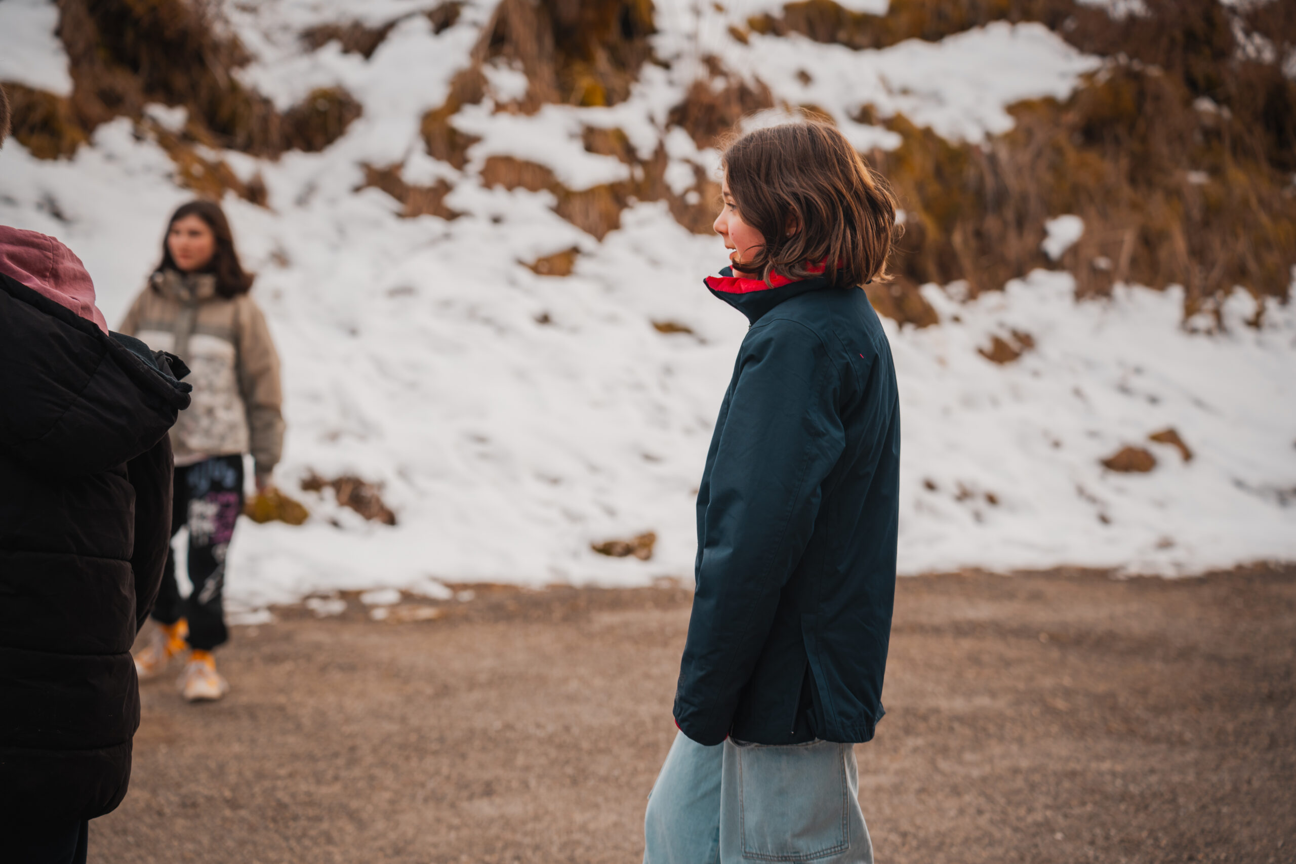 Enfant jouant dehors en colonies de vacances