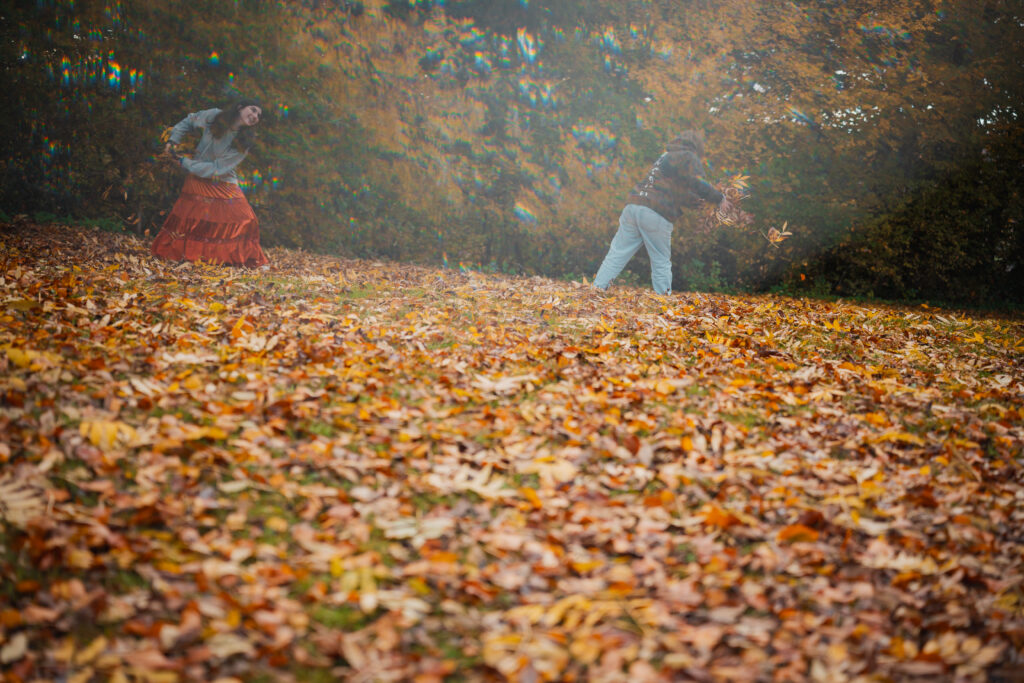 Enfants jouant avec des feuilles mortes