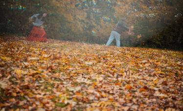 Enfants jouant avec des feuilles mortes