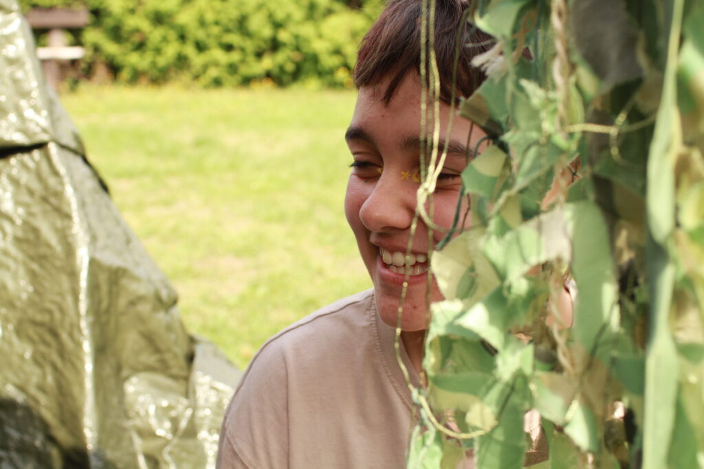 Ado dans une cabane en colo