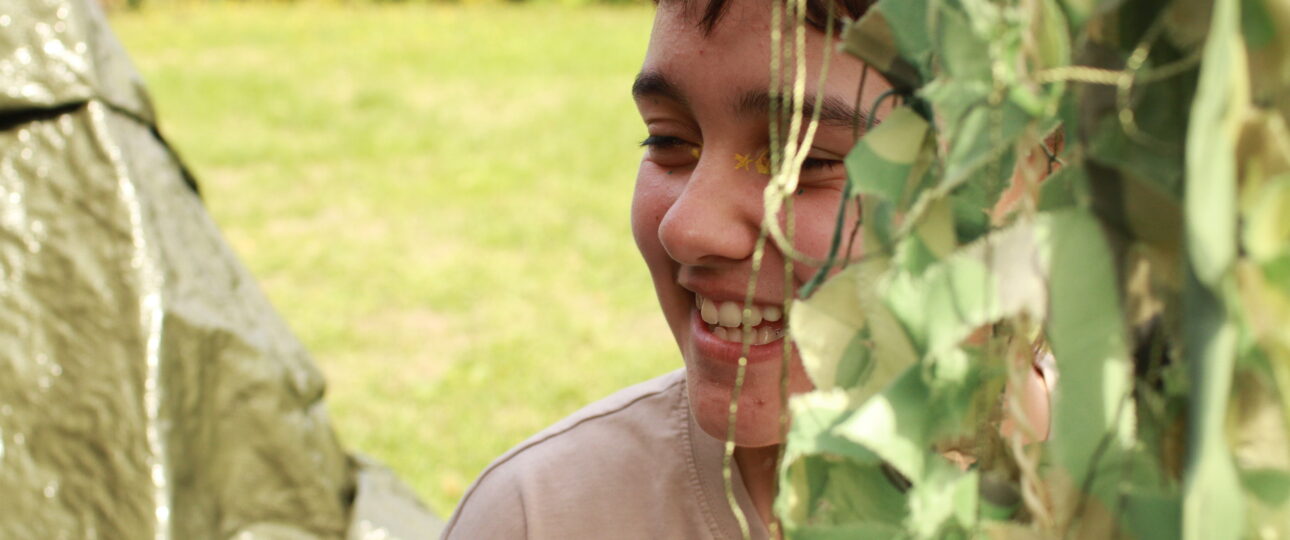 Ado dans une cabane en colo