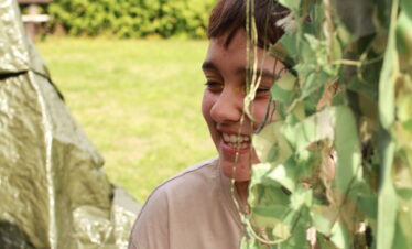 Ado dans une cabane en colo