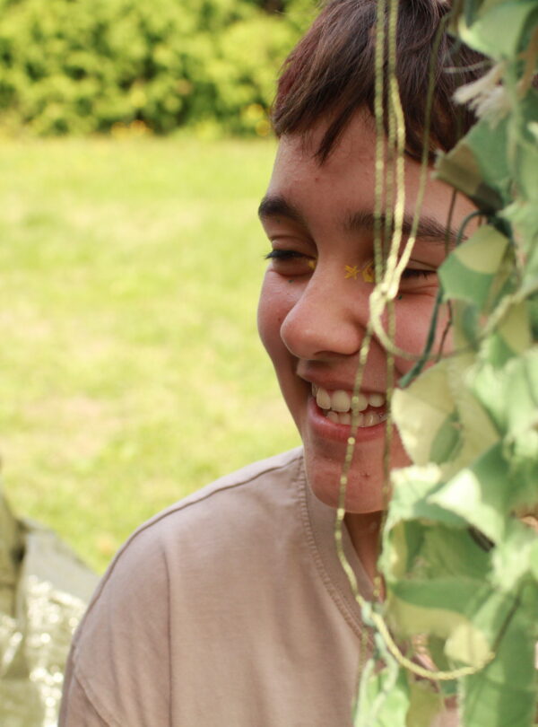 Ado dans une cabane en colo