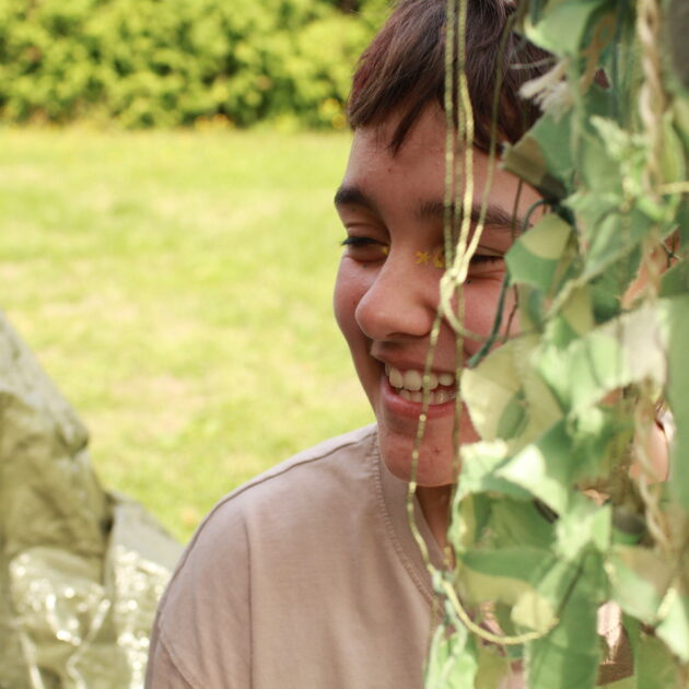 Ado dans une cabane en colo