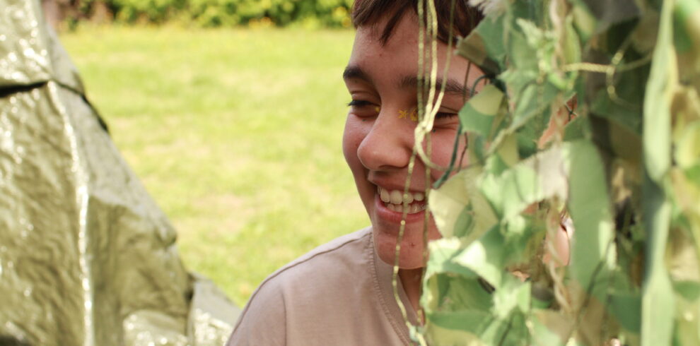 Ado dans une cabane en colo