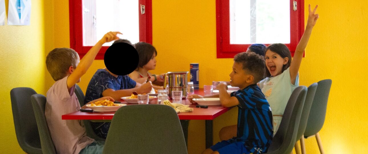 enfants mangeant un repas