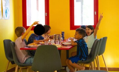 enfants mangeant un repas