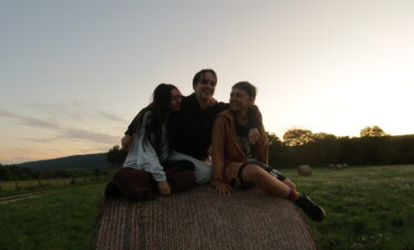 Ados devant un couché de soleil en colo