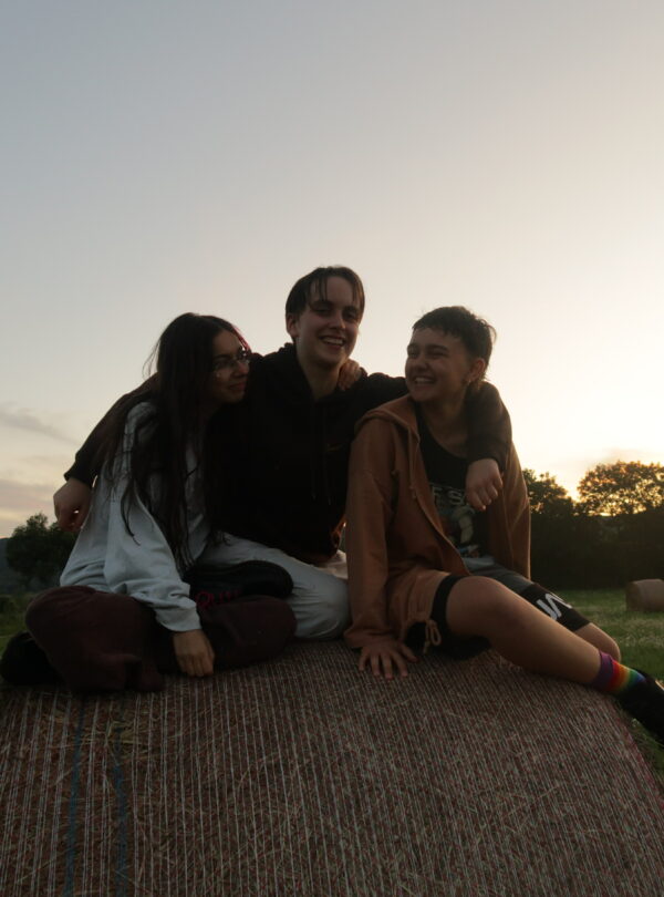 Ados devant un couché de soleil en colo