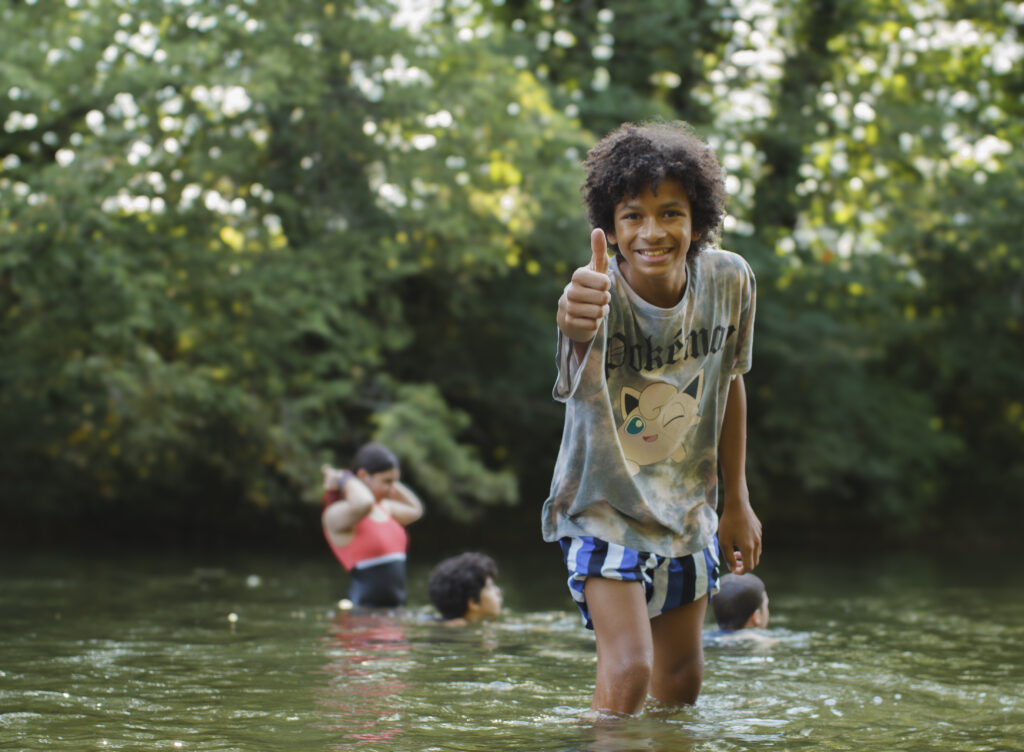 Enfant se baignant en colo
