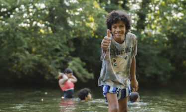 Enfant se baignant en colo