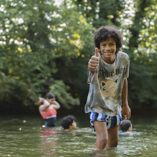 Enfant se baignant en colo