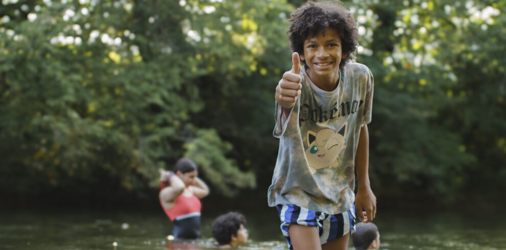 Enfant se baignant en colo