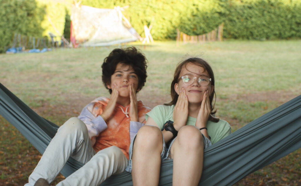 Enfants dans un hamac en colo