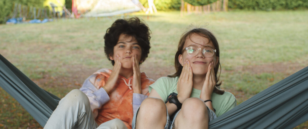 Enfants dans un hamac en colo safe