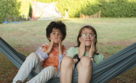 Enfants dans un hamac en colo safe